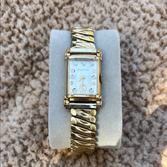 Unique Vintage Bulova. Dial in Mint Condition. Sweeping second hand at 6:00.